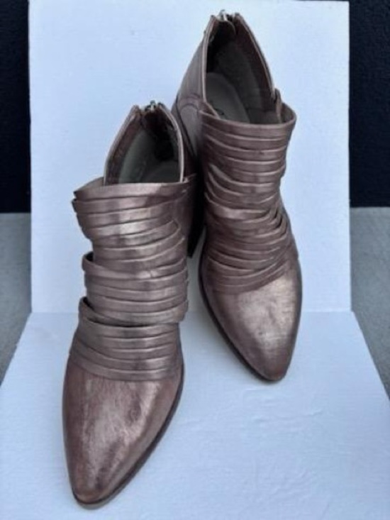 Free People Shoes - Free People Lost Valley Booties
Metallic Bronze Italian Leather
size 39/8.5